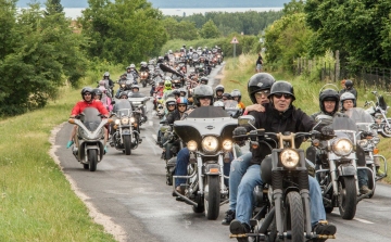 Kétkerekű fenevadak száguldanak Alsóörs felé