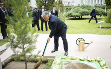 Orbán Viktor fát ültetett Türkmenisztánban