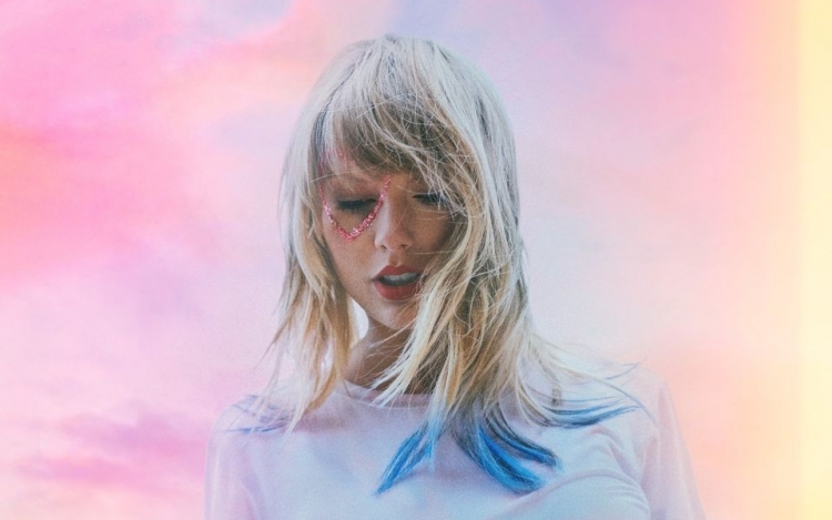 Taylor Swift történelmet ír a Billboard-albumlistán