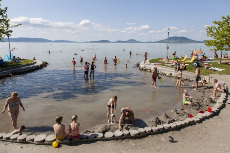 Harmincnégy balatoni strandon loboghat Kék Hullám Zászló