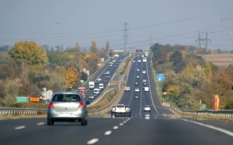 Közel másfél millió esetben éltek az autósok a 60 perces türelmi idővel