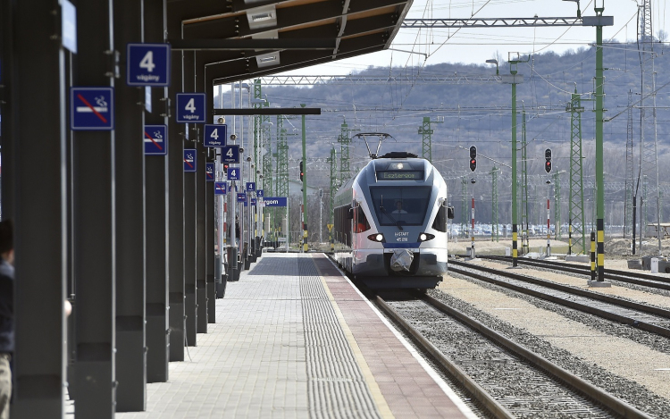 A MÁV-Volán-csoport járatai a hosszú hétvégéhez, mindenszentekhez igazodva közlekednek