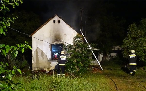 Lakástűzben meghalt egy ember Kecskeméten